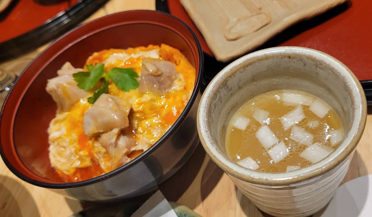 こだわり卵の親子丼　鶏スープ付